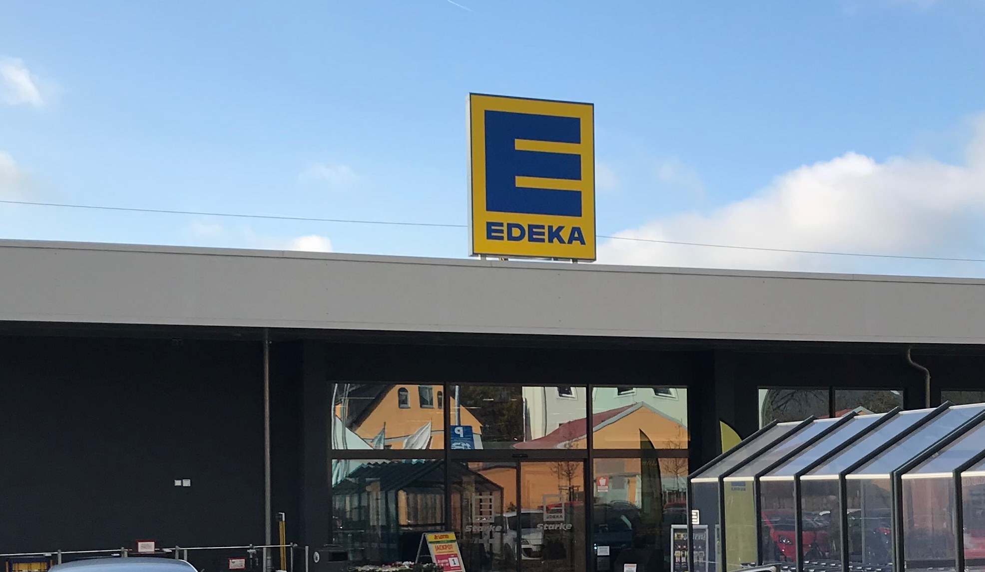 Lebensmittelmarkt mit Parkplatz