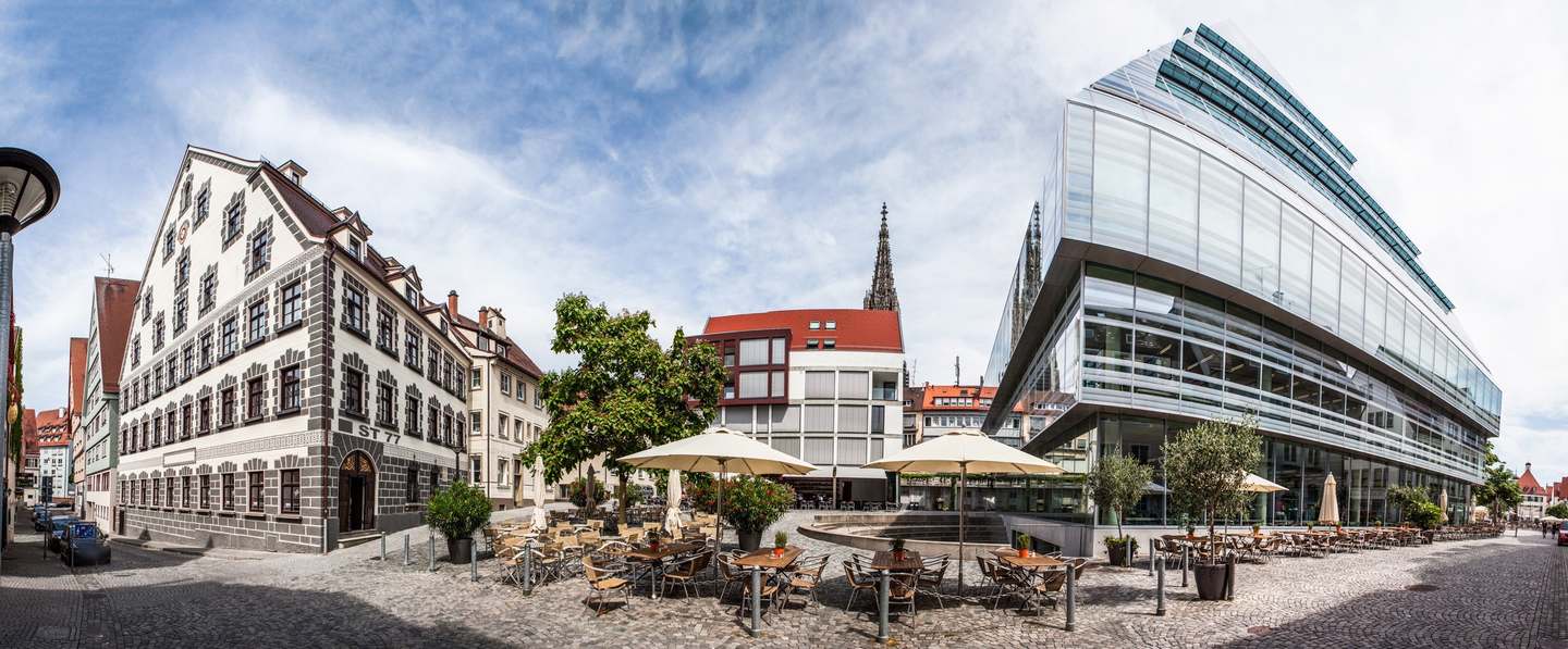 Die Kronengasse in Ulm mit dem Sitz der ST 77 Holding, im Hintergrund das Ulmer Münster