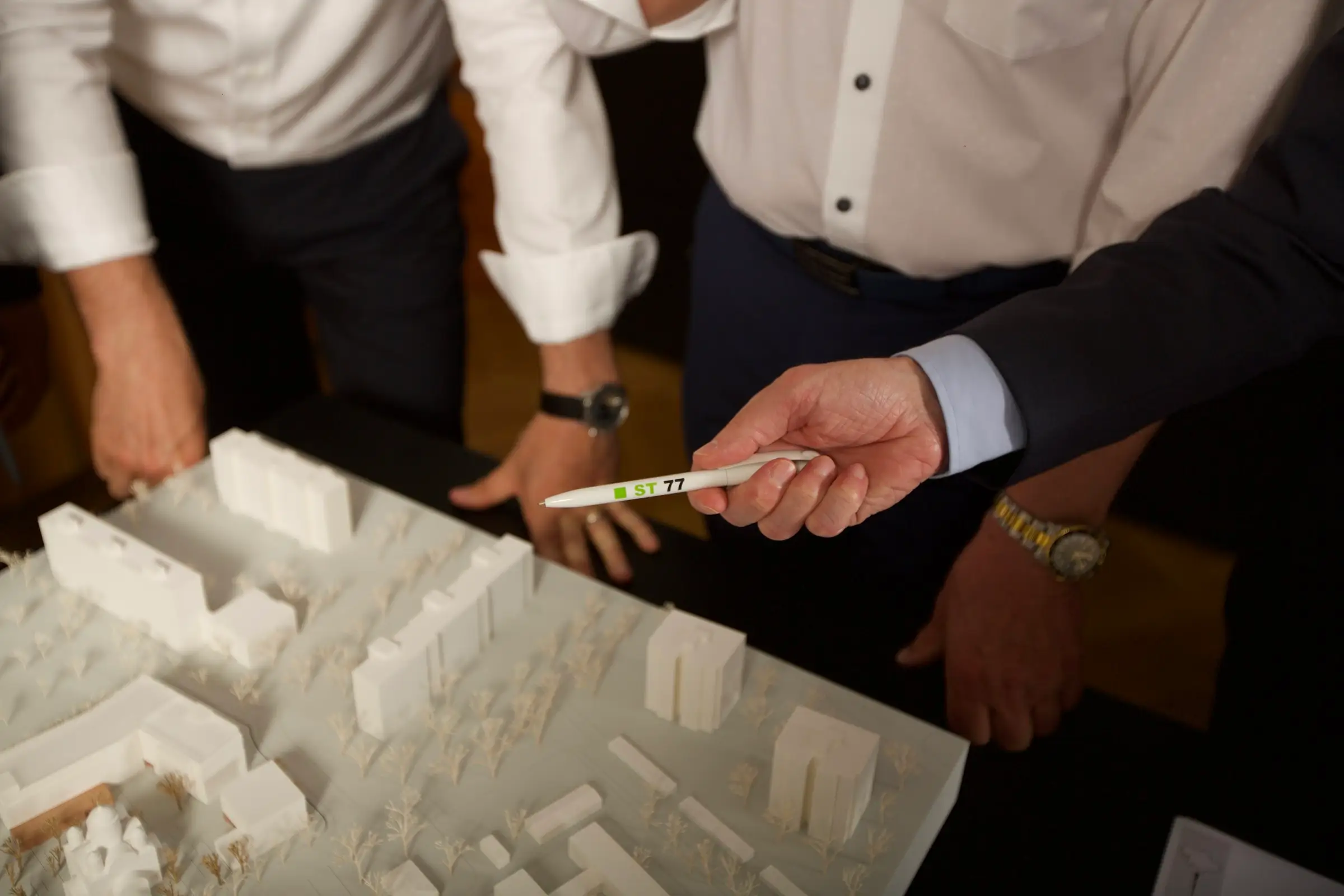 Besprechung an einem Architekturmodell
